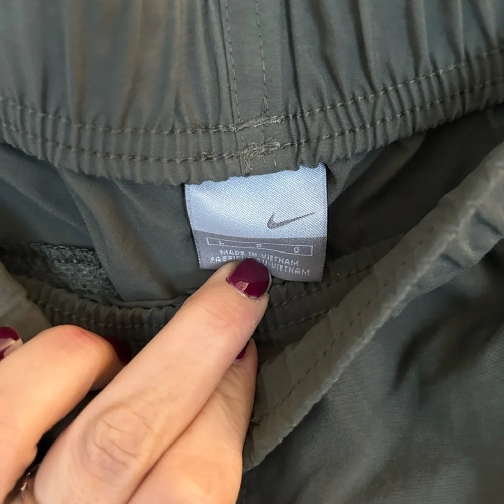 Nike large olive drab stretch waste pull on pants with zippers at the bottom